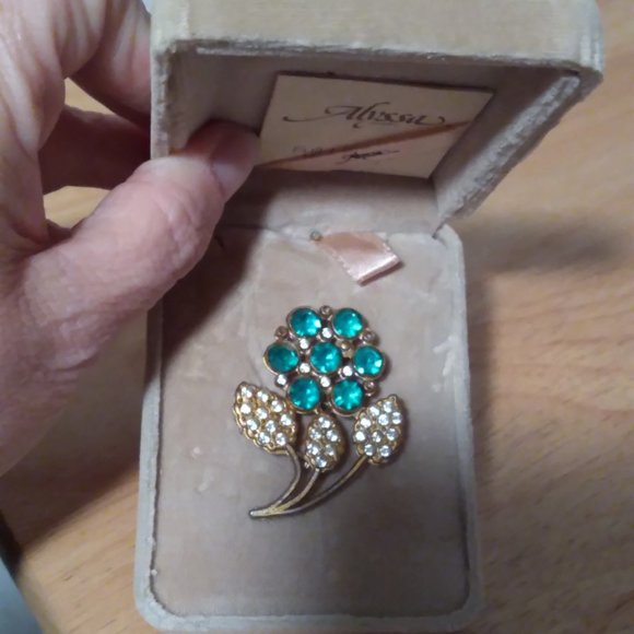 Vintage Alyssa Green Flower Brooch in Original Jewelry Box - Picture 2 of 3